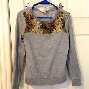 Crewneck sweater with flower pattern